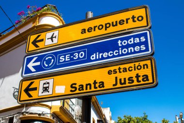 Seville, İspanya - 4 Temmuz 2022 Sokak tabelası veya yol tabelası, Seville şehir merkezindeki yol kullanıcılarına bilgi sağlamak için yolun kenarına ya da yukarısına dikildi