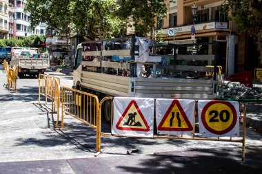 Seville, İspanya - 4 Temmuz 2022 İspanya 'nın güneyinde, sembolik bir şehir ve Endülüs Bölgesi' nin başkenti olan Sevilla şehir merkezindeki inşaat alanı