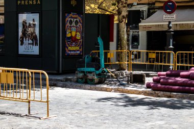 Seville, İspanya - 4 Temmuz 2022 İspanya 'nın güneyinde, sembolik bir şehir ve Endülüs Bölgesi' nin başkenti olan Sevilla şehir merkezindeki inşaat alanı