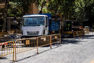 Seville, İspanya - 4 Temmuz 2022 İspanya 'nın güneyinde, sembolik bir şehir ve Endülüs Bölgesi' nin başkenti olan Sevilla şehir merkezindeki inşaat alanı