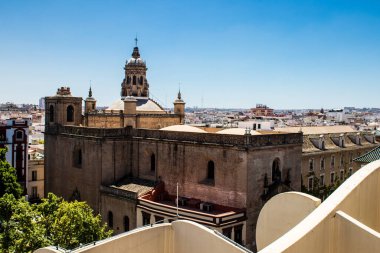 Seville, İspanya - 4 Temmuz 2022 İspanya 'nın güneyinde, sembolik bir şehir ve Endülüs Bölgesi' nin başkenti Sevilla Panoramik Manzarası