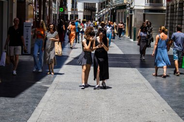 Seville, İspanya - 4 Temmuz 2022 Sevilla 'nın ana ticari caddesinde Coronavirus salgını sırasında sokakta maske takmak zorunlu değildir.