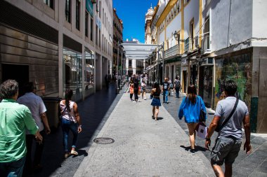 Seville, İspanya - 4 Temmuz 2022 Sevilla 'nın ana ticari caddesinde Coronavirus salgını sırasında sokakta maske takmak zorunlu değildir.