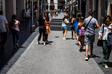 Seville, İspanya - 4 Temmuz 2022 Sevilla 'nın ana ticari caddesinde Coronavirus salgını sırasında sokakta maske takmak zorunlu değildir.