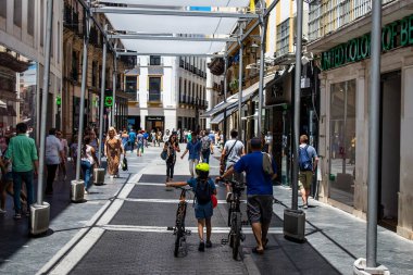 Seville, İspanya - 4 Temmuz 2022 Sevilla 'nın ana ticari caddesinde Coronavirus salgını sırasında sokakta maske takmak zorunlu değildir.