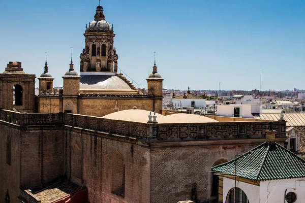 Seville, İspanya - 4 Temmuz 2022 İspanya 'nın güneyinde, sembolik bir şehir ve Endülüs Bölgesi' nin başkenti Sevilla Panoramik Manzarası