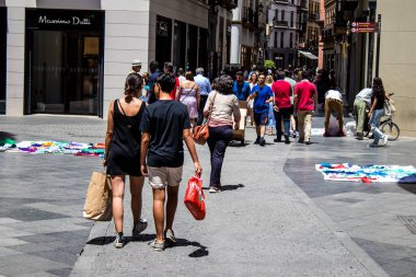 Seville, İspanya - 4 Temmuz 2022 Sevilla 'nın ana ticari caddesinde Coronavirus salgını sırasında sokakta maske takmak zorunlu değildir.