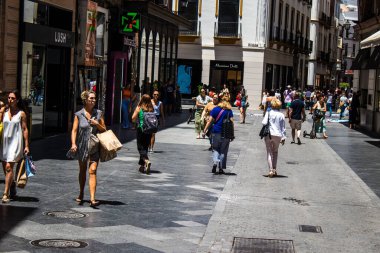 Seville, İspanya - 4 Temmuz 2022 Sevilla 'nın ana ticari caddesinde Coronavirus salgını sırasında sokakta maske takmak zorunlu değildir.