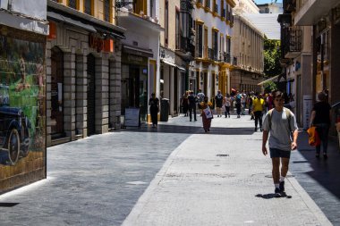 Seville, İspanya - 4 Temmuz 2022 Sevilla 'nın ana ticari caddesinde Coronavirus salgını sırasında sokakta maske takmak zorunlu değildir.