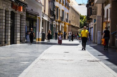 Seville, İspanya - 4 Temmuz 2022 Sevilla 'nın ana ticari caddesinde Coronavirus salgını sırasında sokakta maske takmak zorunlu değildir.