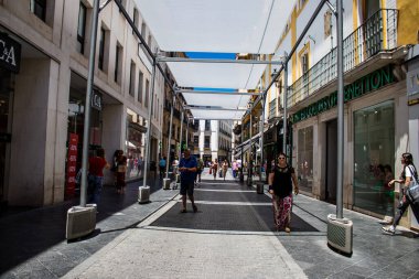 Seville, İspanya - 4 Temmuz 2022 Sevilla 'nın ana ticari caddesinde Coronavirus salgını sırasında sokakta maske takmak zorunlu değildir.