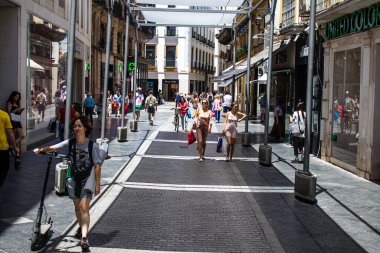 Seville, İspanya - 4 Temmuz 2022 Sevilla 'nın ana ticari caddesinde Coronavirus salgını sırasında sokakta maske takmak zorunlu değildir.