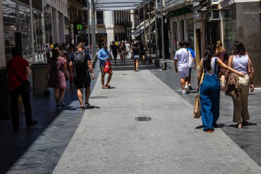 Seville, İspanya - 4 Temmuz 2022 Sevilla 'nın ana ticari caddesinde Coronavirus salgını sırasında sokakta maske takmak zorunlu değildir.