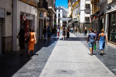 Seville, İspanya - 4 Temmuz 2022 Sevilla 'nın ana ticari caddesinde Coronavirus salgını sırasında sokakta maske takmak zorunlu değildir.