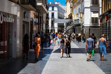 Seville, İspanya - 4 Temmuz 2022 Sevilla 'nın ana ticari caddesinde Coronavirus salgını sırasında sokakta maske takmak zorunlu değildir.