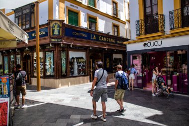 Seville, İspanya - 4 Temmuz 2022 Sevilla 'nın ana ticari caddesinde Coronavirus salgını sırasında sokakta maske takmak zorunlu değildir.