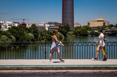 Seville, İspanya - 4 Temmuz 2022 Sevilla 'nın ana ticari caddesinde Coronavirus salgını sırasında sokakta maske takmak zorunlu değildir.