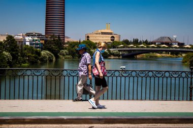 Seville, İspanya - 4 Temmuz 2022 Sevilla 'nın ana ticari caddesinde Coronavirus salgını sırasında sokakta maske takmak zorunlu değildir.