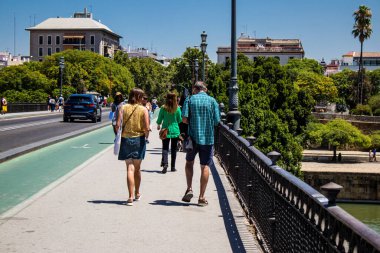 Seville, İspanya - 4 Temmuz 2022 Sevilla 'nın ana ticari caddesinde Coronavirus salgını sırasında sokakta maske takmak zorunlu değildir.
