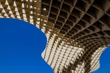 Seville, İspanya - 4 Temmuz 2022 Metropol Şemsiyesi, halk arasında Las Setas adıyla anılan, dünyanın en büyük ahşap yapısıdır ve Seville kasabasının panoramik manzarasını sunar.