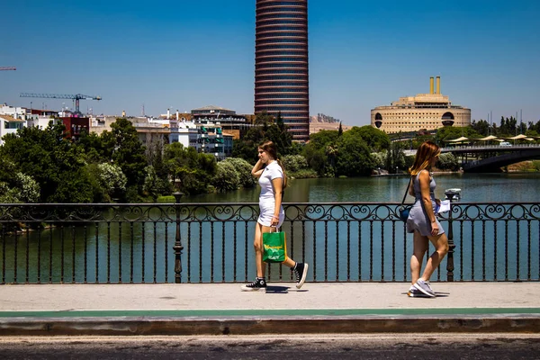 Seville, İspanya - 4 Temmuz 2022 Sevilla 'nın ana ticari caddesinde Coronavirus salgını sırasında sokakta maske takmak zorunlu değildir.