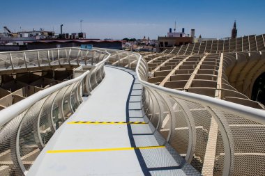 Seville, İspanya - 4 Temmuz 2022 Metropol Şemsiyesi, halk arasında Las Setas adıyla anılan, dünyanın en büyük ahşap yapısıdır ve Seville kasabasının panoramik manzarasını sunar.