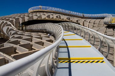 Seville, İspanya - 4 Temmuz 2022 Metropol Şemsiyesi, halk arasında Las Setas adıyla anılan, dünyanın en büyük ahşap yapısıdır ve Seville kasabasının panoramik manzarasını sunar.