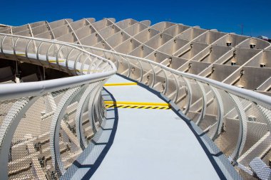 Seville, İspanya - 4 Temmuz 2022 Metropol Şemsiyesi, halk arasında Las Setas adıyla anılan, dünyanın en büyük ahşap yapısıdır ve Seville kasabasının panoramik manzarasını sunar.