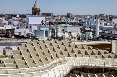 Seville, İspanya - 4 Temmuz 2022 Metropol Şemsiyesi, halk arasında Las Setas adıyla anılan, dünyanın en büyük ahşap yapısıdır ve Seville kasabasının panoramik manzarasını sunar.