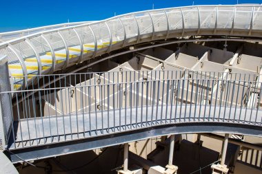 Seville, İspanya - 4 Temmuz 2022 Metropol Şemsiyesi, halk arasında Las Setas adıyla anılan, dünyanın en büyük ahşap yapısıdır ve Seville kasabasının panoramik manzarasını sunar.