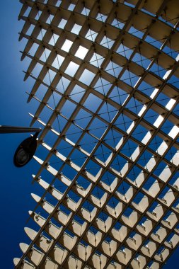 Seville, İspanya - 4 Temmuz 2022 Metropol Şemsiyesi, halk arasında Las Setas adıyla anılan, dünyanın en büyük ahşap yapısıdır ve Seville kasabasının panoramik manzarasını sunar.