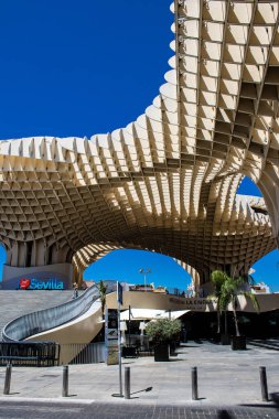 Seville, İspanya - 4 Temmuz 2022 Metropol Şemsiyesi, halk arasında Las Setas adıyla anılan, dünyanın en büyük ahşap yapısıdır ve Seville kasabasının panoramik manzarasını sunar.