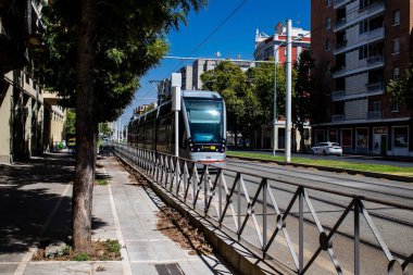 Seville, İspanya - 4 Temmuz 2022 Coronavirus salgını sırasında Seville sokaklarında dolaşan ve maske takan yolcular için modern elektrikli tramvay zorunludur.