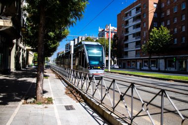 Seville, İspanya - 4 Temmuz 2022 Coronavirus salgını sırasında Seville sokaklarında dolaşan ve maske takan yolcular için modern elektrikli tramvay zorunludur.