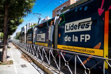 Seville, İspanya - 4 Temmuz 2022 Coronavirus salgını sırasında Seville sokaklarında dolaşan ve maske takan yolcular için modern elektrikli tramvay zorunludur.