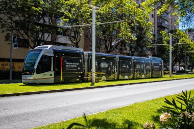 Seville, İspanya - 4 Temmuz 2022 Coronavirus salgını sırasında Seville sokaklarında dolaşan ve maske takan yolcular için modern elektrikli tramvay zorunludur.