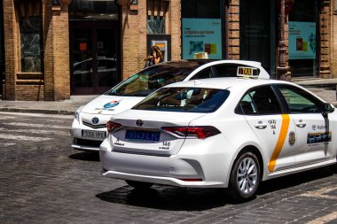 Sevilla, İspanya - 4 Temmuz 2022 Seville sokaklarında Coronavirus salgını sırasında İspanya 'da maske takmak zorunludur.