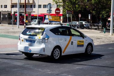 Sevilla, İspanya - 4 Temmuz 2022 Seville sokaklarında Coronavirus salgını sırasında İspanya 'da maske takmak zorunludur.