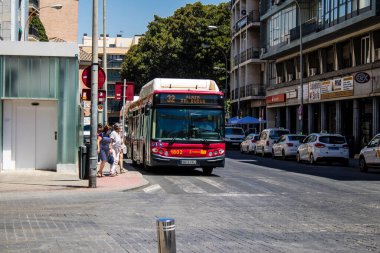Sevilla, İspanya - 4 Temmuz 2022 Sevilla otobüsü Coronavirus salgını sırasında İspanya 'yı vururken, maske takmak zorunludur.