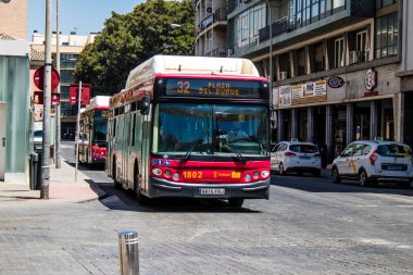 Sevilla, İspanya - 4 Temmuz 2022 Sevilla otobüsü Coronavirus salgını sırasında İspanya 'yı vururken, maske takmak zorunludur.