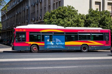 Sevilla, İspanya - 4 Temmuz 2022 Sevilla otobüsü Coronavirus salgını sırasında İspanya 'yı vururken, maske takmak zorunludur.