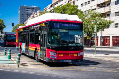 Sevilla, İspanya - 4 Temmuz 2022 Sevilla otobüsü Coronavirus salgını sırasında İspanya 'yı vururken, maske takmak zorunludur.