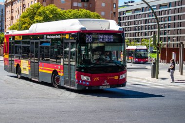 Sevilla, İspanya - 4 Temmuz 2022 Sevilla otobüsü Coronavirus salgını sırasında İspanya 'yı vururken, maske takmak zorunludur.