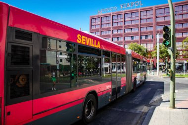 Sevilla, İspanya - 4 Temmuz 2022 Sevilla otobüsü Coronavirus salgını sırasında İspanya 'yı vururken, maske takmak zorunludur.