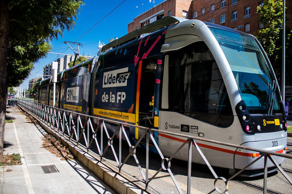 Севилья, Испания - 04 июля 2022 года Современный электрический трамвай для пассажиров, прокатившихся по улицам Севильи во время вспышки коронавируса, поражающего Испанию, носить маску обязательно