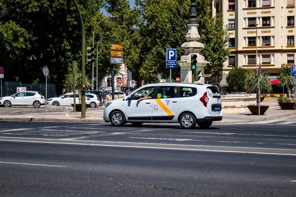 Sevilla España Julio 2022 Taxi Conduciendo Por Las Calles Sevilla — Foto de Stock