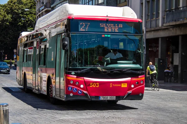 Sevilla España Julio 2022 Autobús Conduciendo Por Las Calles Sevilla — Foto de Stock