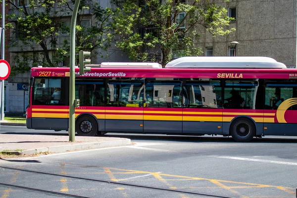 Sevilla Spanje Juli 2022 Bus Rijdt Door Straten Van Sevilla — Stockfoto