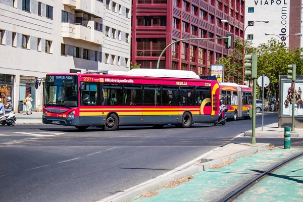 Sewilla Hiszpania Lipca 2022 Autobus Jadący Ulicami Sewilli Podczas Epidemii — Zdjęcie stockowe