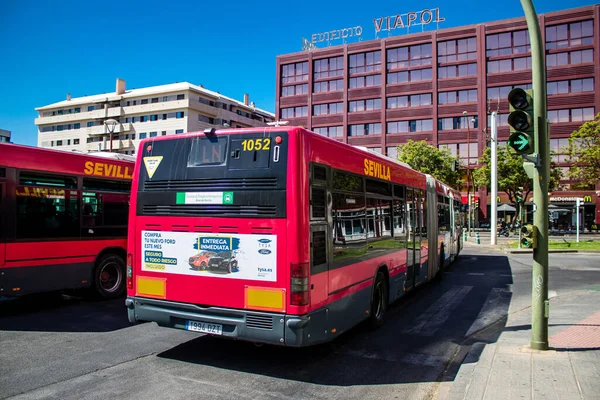 2022年7月4日 西班牙塞维利亚 Seville 在西班牙爆发禽流感期间 乘坐公共汽车穿过塞维利亚的街道 必须佩戴口罩 — 图库照片